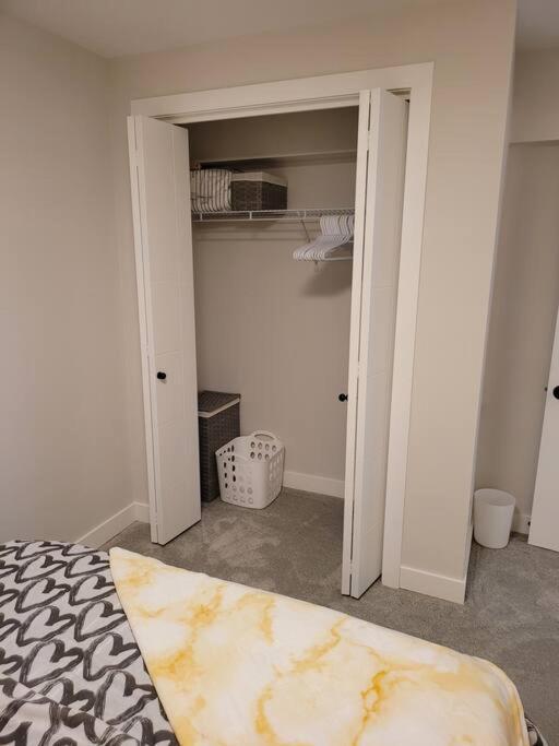 Luxury One Bedroom ウィニペグ エクステリア 写真